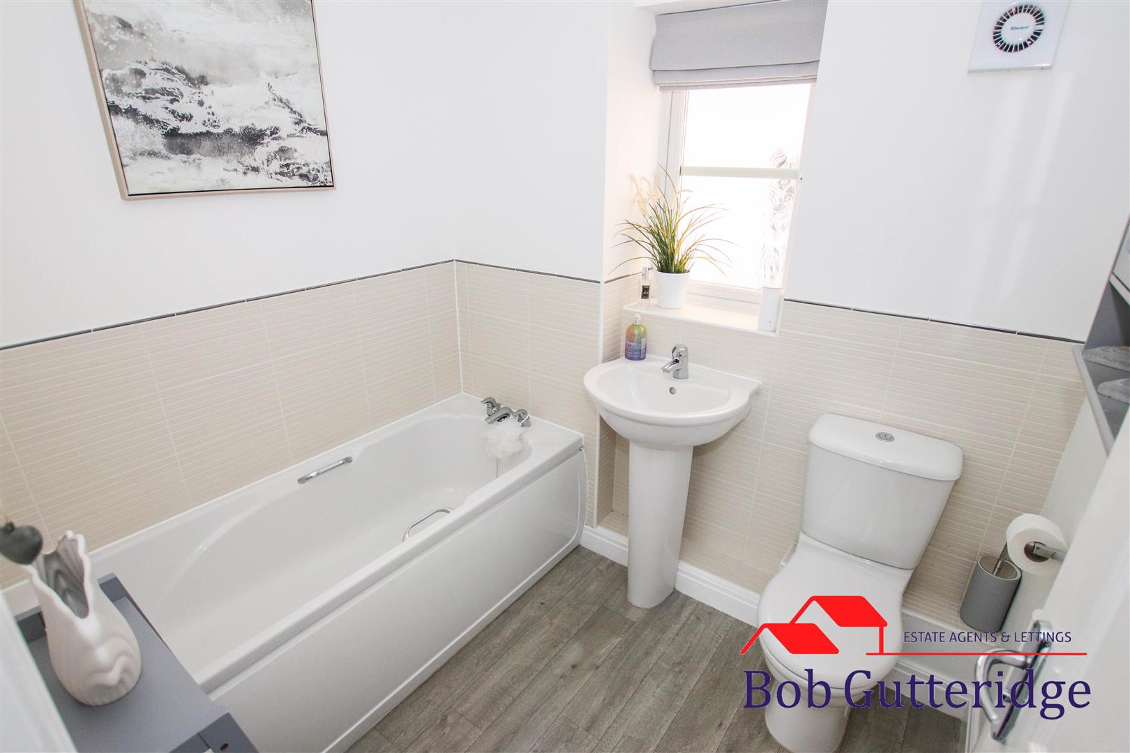 FIRST FLOOR FAMILY BATHROOM